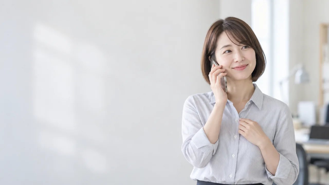 단발머리로 통화하며 웃는 고객
